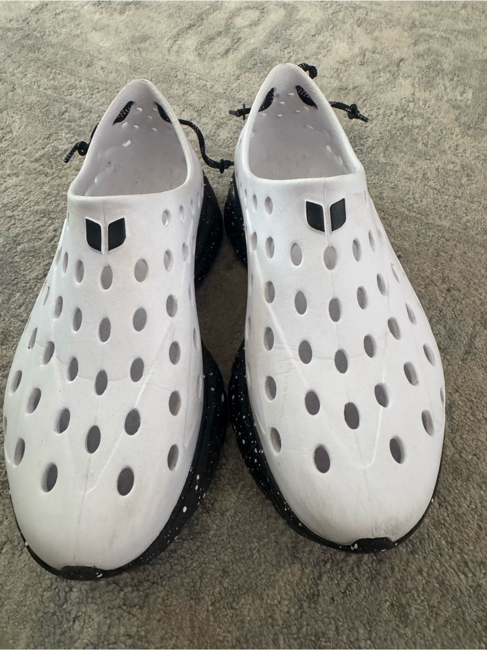 Men/Women Athletic Slip-On Shoes in White and Black
